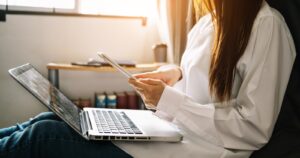 using payment apps on smartphone