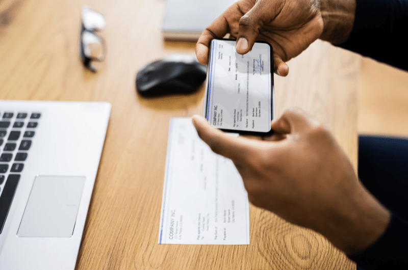 using smartphone to deposit a check